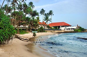 Beach nearby - Tamasha Mango House (Batigama)