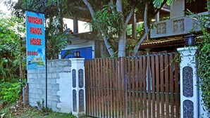 A sign for Tamasha Mango House with a contact number and email address. - Tamasha Mango House (Batigama)