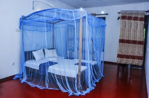 Deluxe-huone, 1 parisänky, tupakointi sallittu | Tallelokero huoneessa, työpöytä, äänieristys, silitysrauta/-lauta