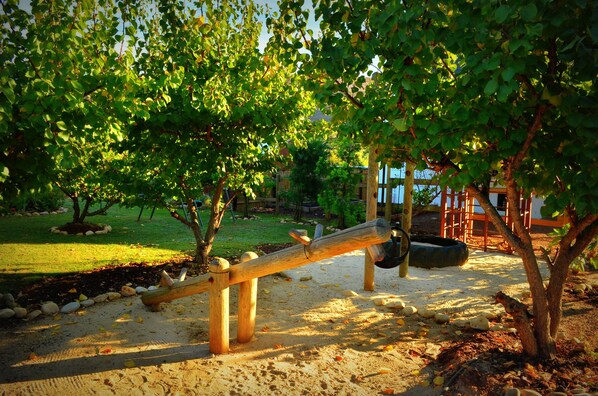 พื้นที่เล่นสำหรับเด็ก - กลางแจ้ง