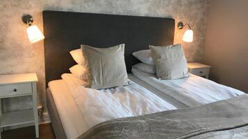 Schreibtisch, laptopgeeigneter Arbeitsplatz, kostenloses WLAN