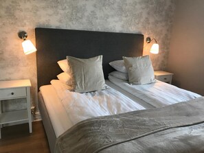 Desk, laptop workspace, free WiFi, bed sheets - Hotell Humbla (Sölvesborg)