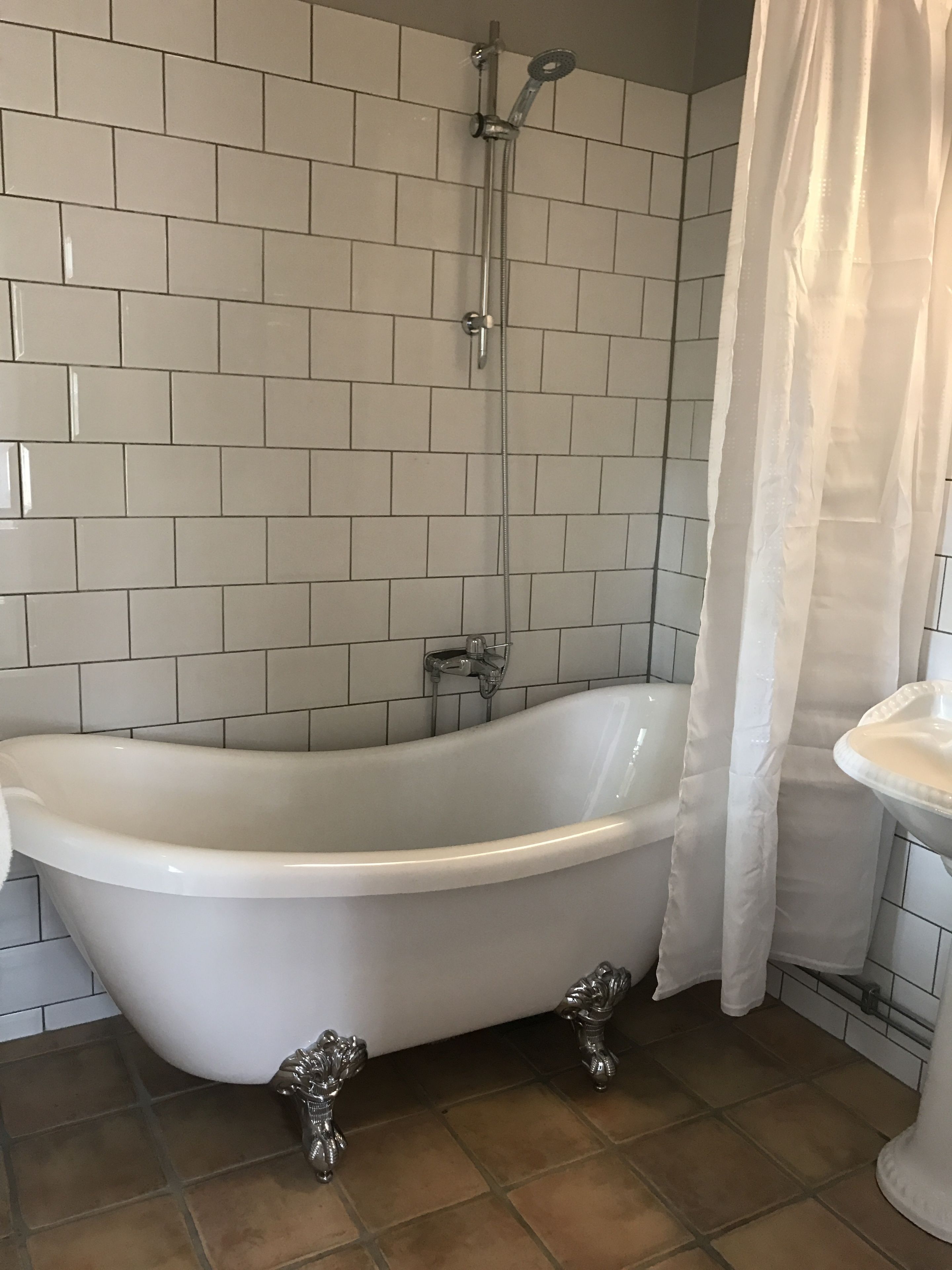 standard double room | bathroom | free toiletries, hair dryer, heated floors, towels