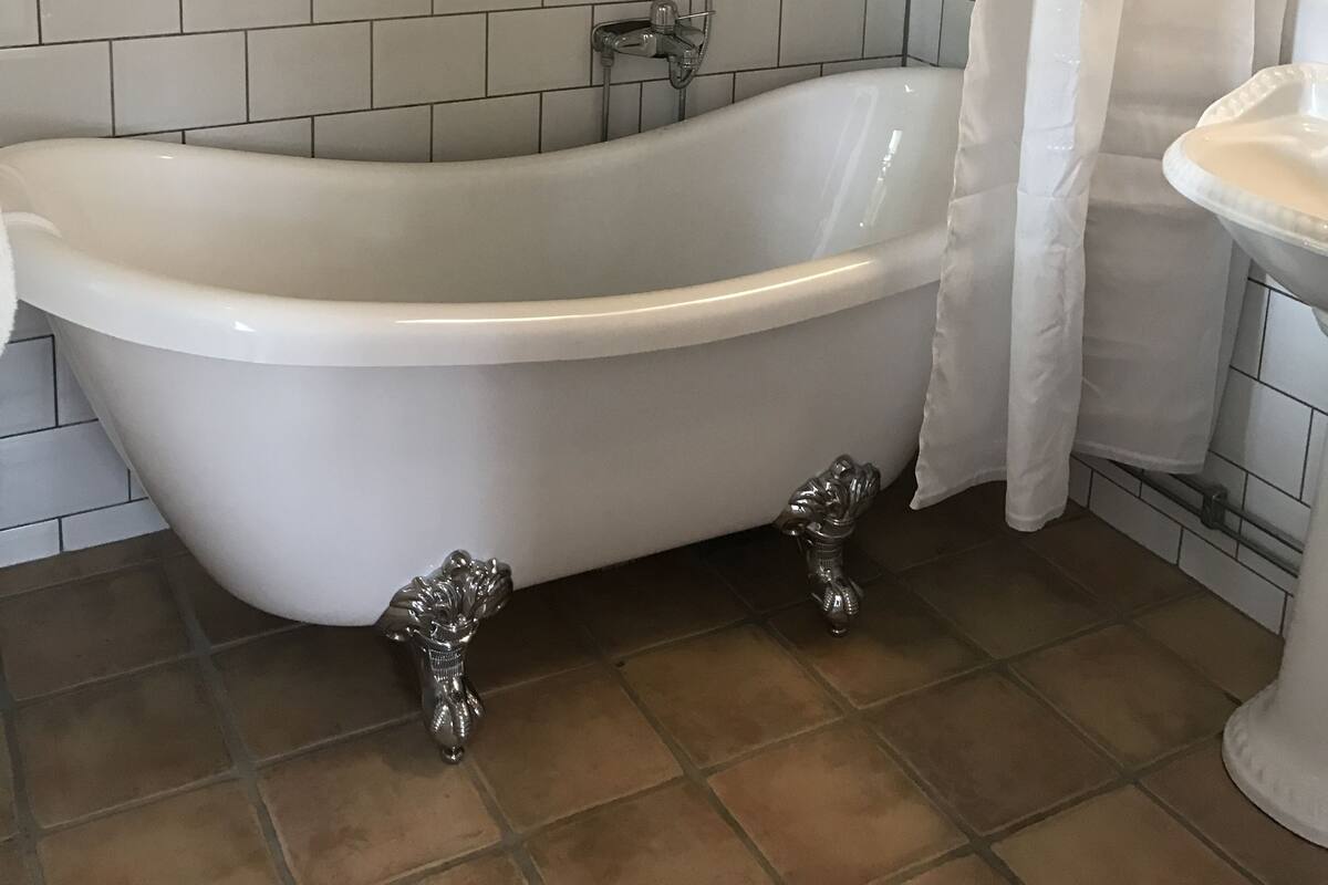 standard double room | bathroom | free toiletries, hair dryer, heated floors, towels