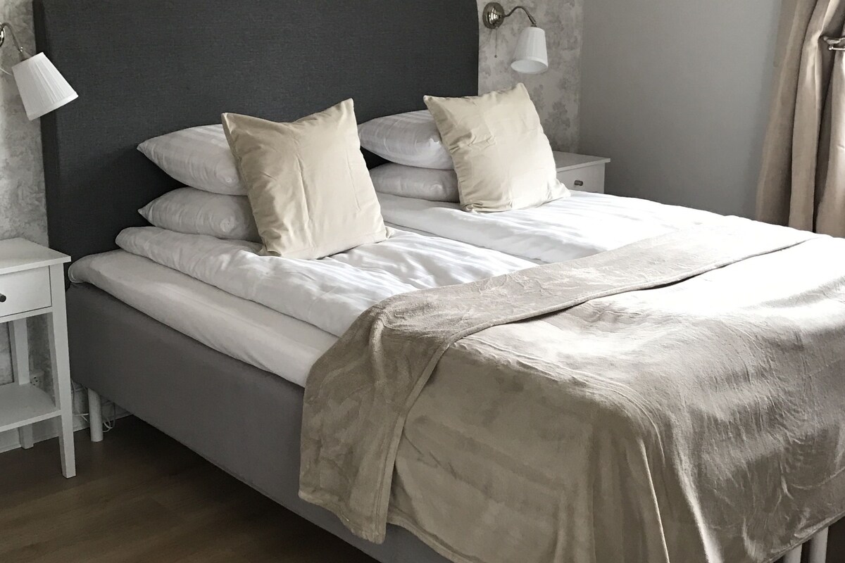 Desk, laptop workspace, WiFi (free), bed sheets