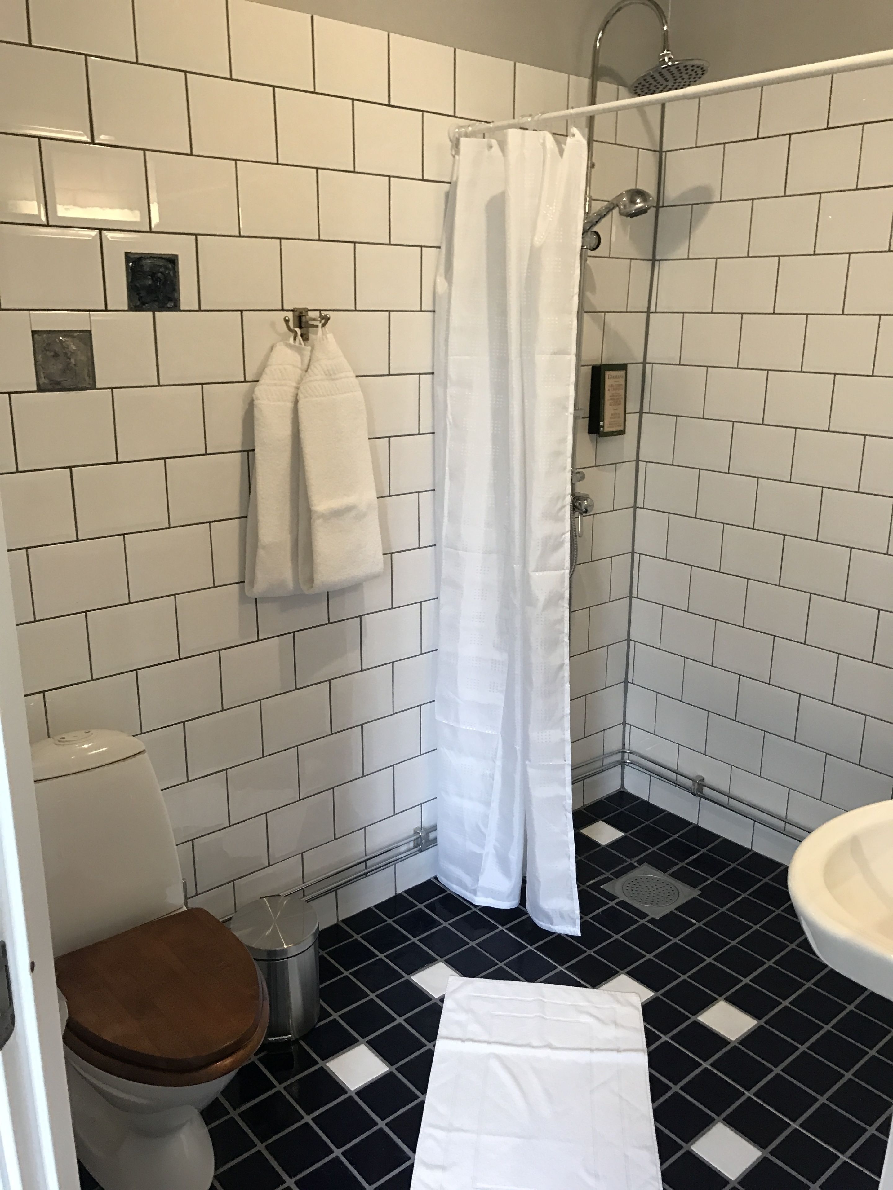 standard double room | bathroom | free toiletries, hair dryer, heated floors, towels