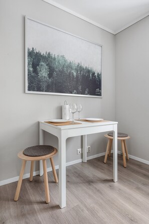 Hefðbundin stúdíóíbúð | Borðhald á herbergi eingöngu