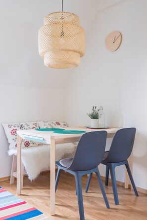 Appartement Ville | Repas dans la chambre