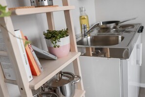 Hefðbundin stúdíóíbúð | Einkaeldhúskrókur | Ísskápur, eldavélarhellur, kaffivél/teketill, rafmagnsketill