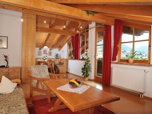 Apartment, Balkon, Bergblick | Wohnbereich | Flachbildfernseher