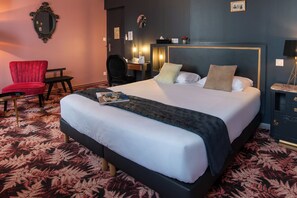 Premium bedding, individually decorated, individually furnished, desk - The Originals Boutique, Hôtel Victoria (Chatelaillon-Plage)