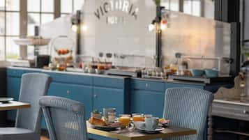 Desayuno buffet (EUR 13.5 por persona)