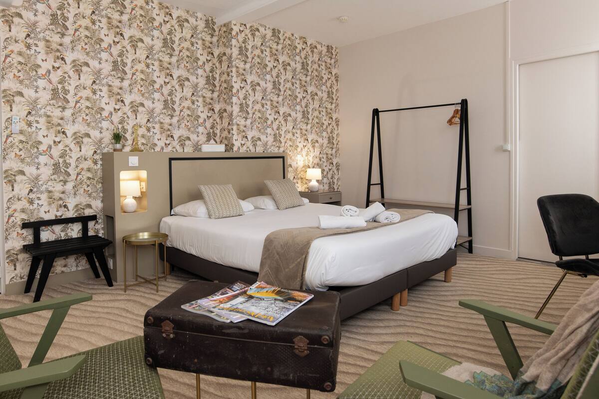 Habitación doble superior | Ropa de cama de alta calidad, escritorio, cortinas opacas