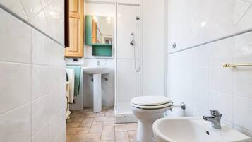 Vierbettzimmer, Balkon | Badezimmer | Dusche, Haartrockner, Bidet, Handtücher