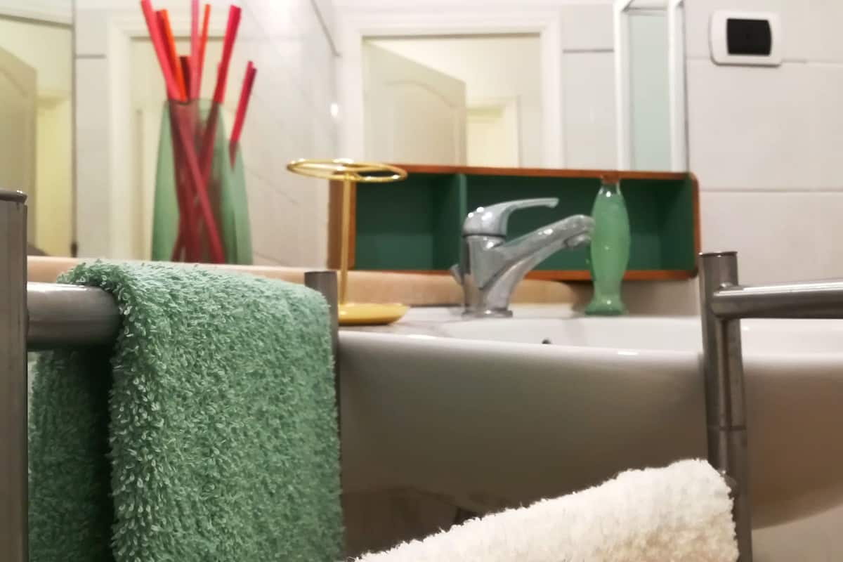 Comfort-Doppelzimmer | Badezimmer | Dusche, Haartrockner, Bidet, Handtücher