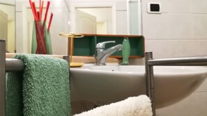 컴포트 더블룸 | 욕실 | 샤워 시설, 헤어드라이어, 비데, 타월