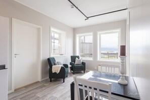 아파트, 침실 2개, 주방, 바다 전망 | 거실