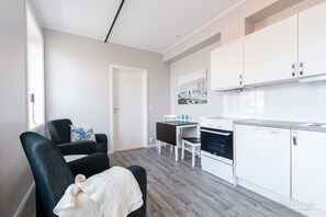 Appartement, 1 slaapkamer, keuken, uitzicht op zee | Woonruimte