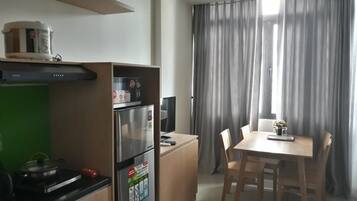 Standard Apartment, 1 Bedroom | Private kitchen | Fridge, microwave, cookware/dishes/utensils