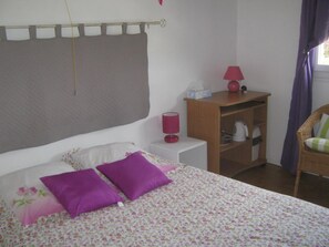 Doppel- oder Zweibettzimmer | Kostenlose Babybetten, kostenloses WLAN, Bettwäsche