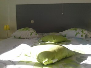 Habitación con 1 cama doble o 2 individuales | Cunas gratuitas, wifi gratis, ropa de cama