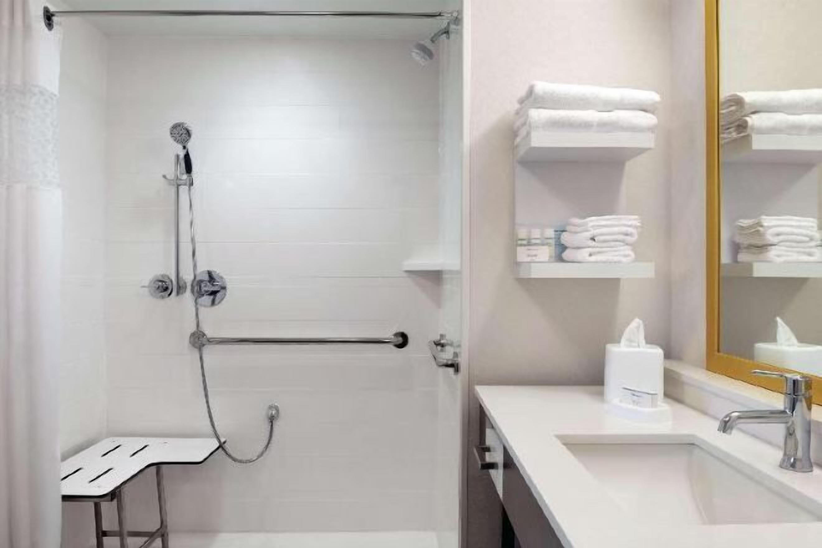 Baño | Tina con regadera, amenidades de baño de diseñador, secadora de cabello 