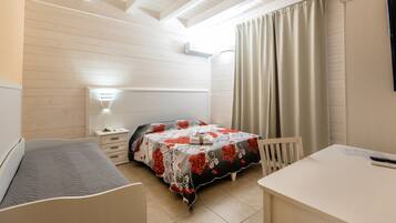 Bureau, rideaux occultants, Wi-Fi gratuit, draps fournis