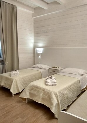 Desk, blackout drapes, free WiFi, bed sheets - Le Camelie (Ginosa)