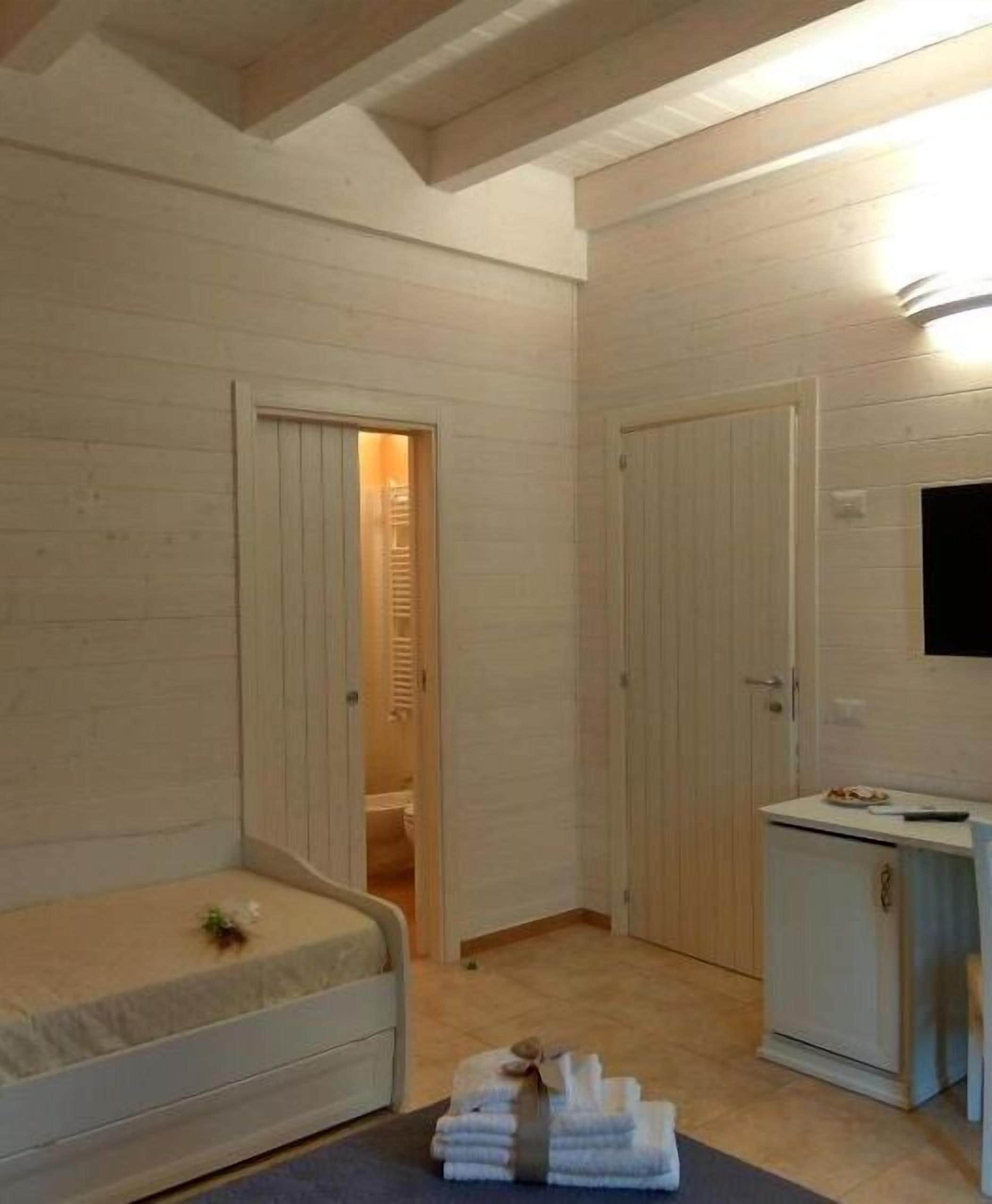 Una scrivania, tende oscuranti, Wi-Fi gratuito, lenzuola