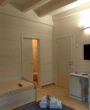 Een bureau, verduisterende gordijnen, gratis wifi, beddengoed