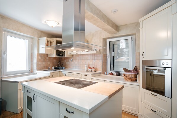 Kühlschrank, Mikrowelle, Wasserkocher mit Kaffee-/Teezubehör