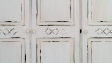 Una puerta blanca con un diseño geométrico y pomos redondos.