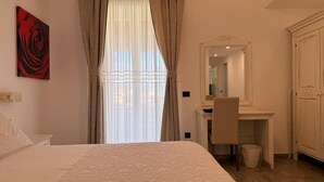 A bedroom with a bed, a desk, a chair, a mirror, and a wardrobe. - Lemon Factor Sorrento (Sorrento)