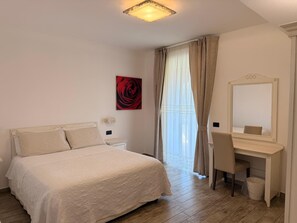 Panorama-suite - 1 kingsize-seng - havudsigt | Premium-sengetøj, minibar, pengeskab på værelset, skrivebord