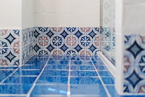 Deluxe Double Room, 1 King Bed | Bathroom | Shower, rainfall showerhead, designer toiletries, hair dryer - Lemon Factor Sorrento (Sorrento)