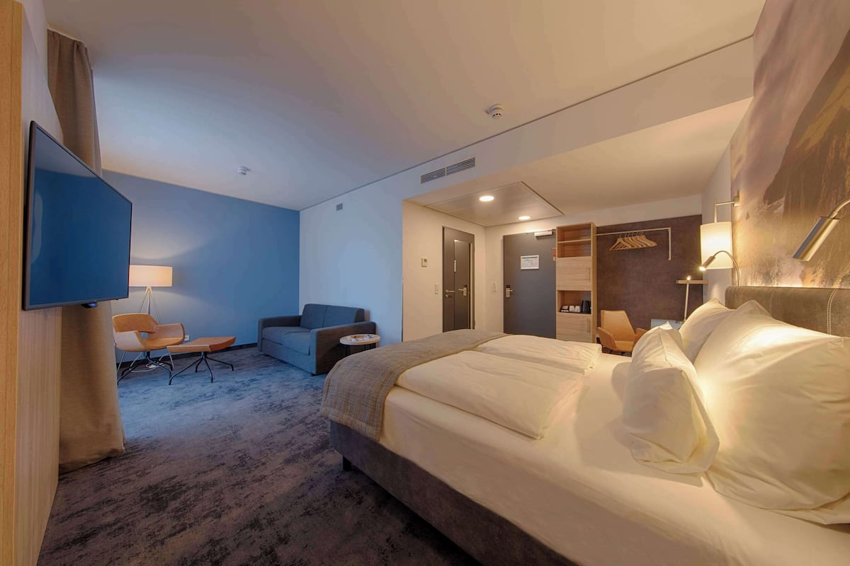Premium bedding, in-room safe, laptop workspace, blackout curtains