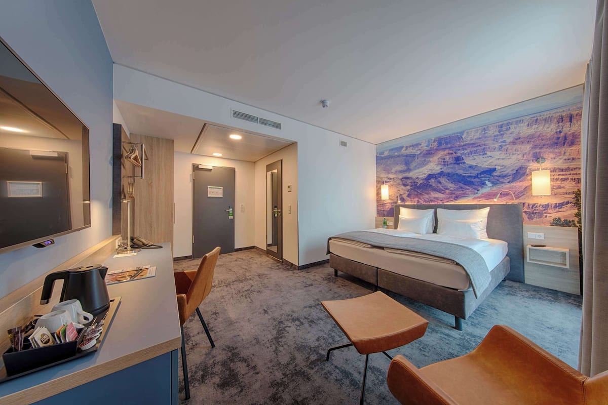 Premium bedding, in-room safe, laptop workspace, blackout curtains