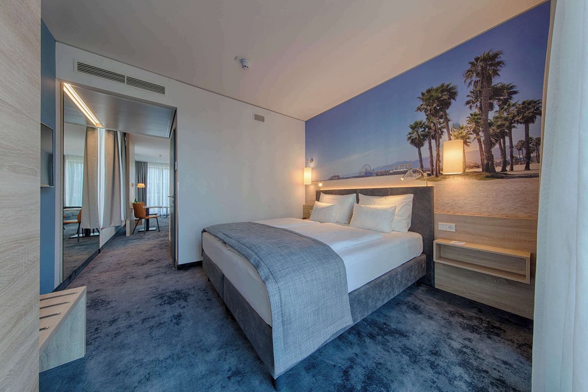 Premium bedding, in-room safe, laptop workspace, blackout curtains