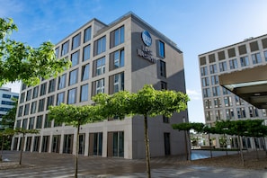 Un bâtiment moderne sur lequel on peut lire l’inscription « Best Western », ce qui indique qu’il s’agit d’un hôtel.
