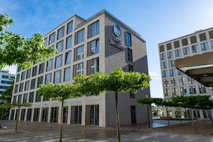 Un edificio moderno con un letrero que dice 'Best Western', indicando un hotel.