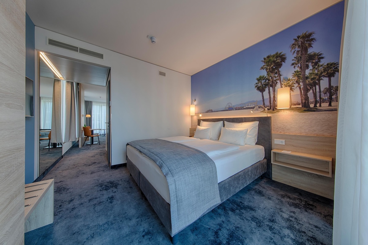 Standard Apartment, 1 King Bed, Kitchenette | Premium bedding, in-room safe, laptop workspace, blackout drapes