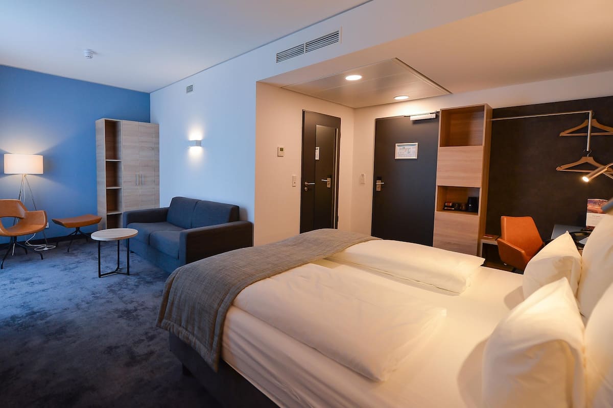 ห้องเอ็กเซกคิวทีฟ, เตียงคิงไซส์ 1 เตียง (Cozy Sitting Corner) | เครื่องนอนระดับพรีเมียม, ตู้นิรภัยในห้องพัก, พื้นที่ทำงานแบบใช้แล็ปท็อป