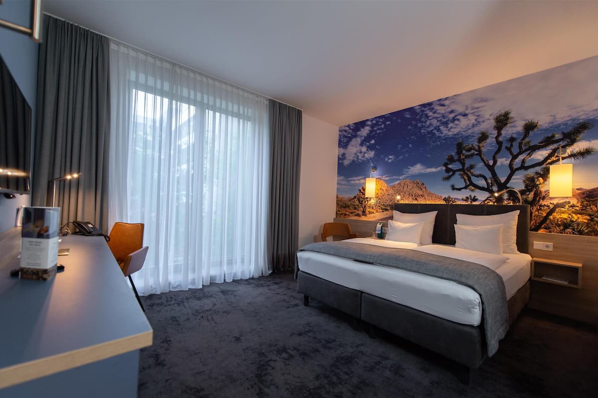ห้องคอมฟอร์ท, เตียงคิงไซส์ 1 เตียง (Larger Room) | เครื่องนอนระดับพรีเมียม, ตู้นิรภัยในห้องพัก, พื้นที่ทำงานแบบใช้แล็ปท็อป