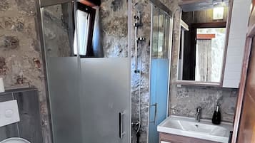 Suíte conforto | Banheiro | Chuveiro, secador de cabelo (mediante solicitação), chinelos