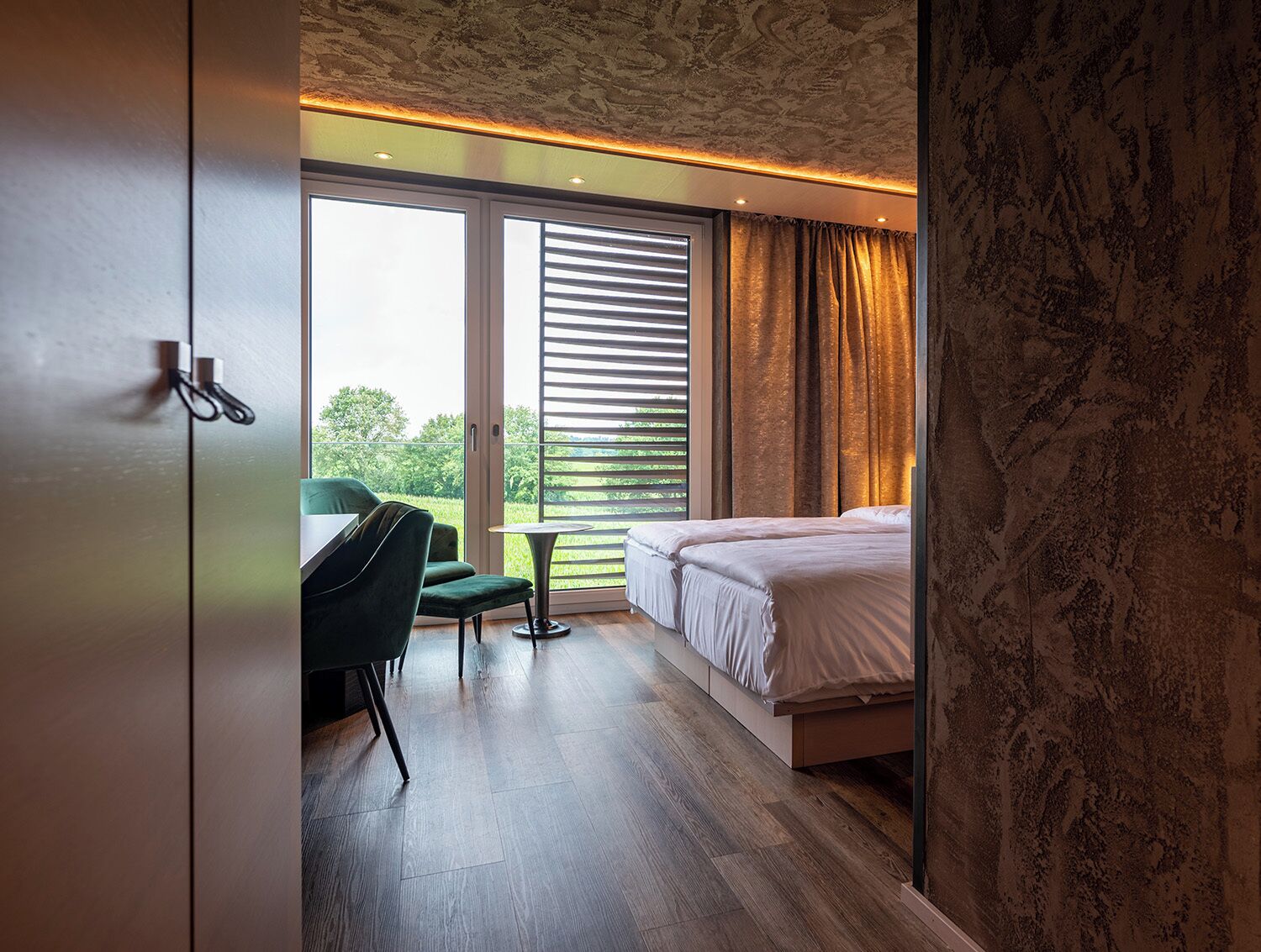 Phòng đôi Deluxe | Bộ đồ giường kháng dị ứng, két bảo mật tại phòng, bàn, màn/rèm cản sáng 