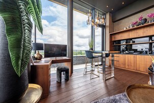 Penthouse Suite, Balcony | 客房服务设施