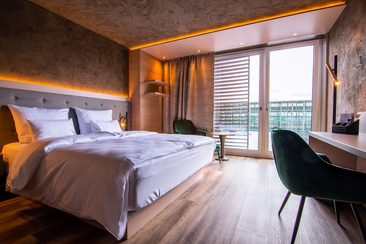 Hypo-allergenic bedding, in-room safe, desk, blackout curtains