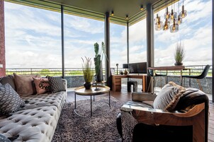 Penthouse Suite, Balcony | 防过敏的被褥、客房内保险箱、办公桌、遮光窗帘