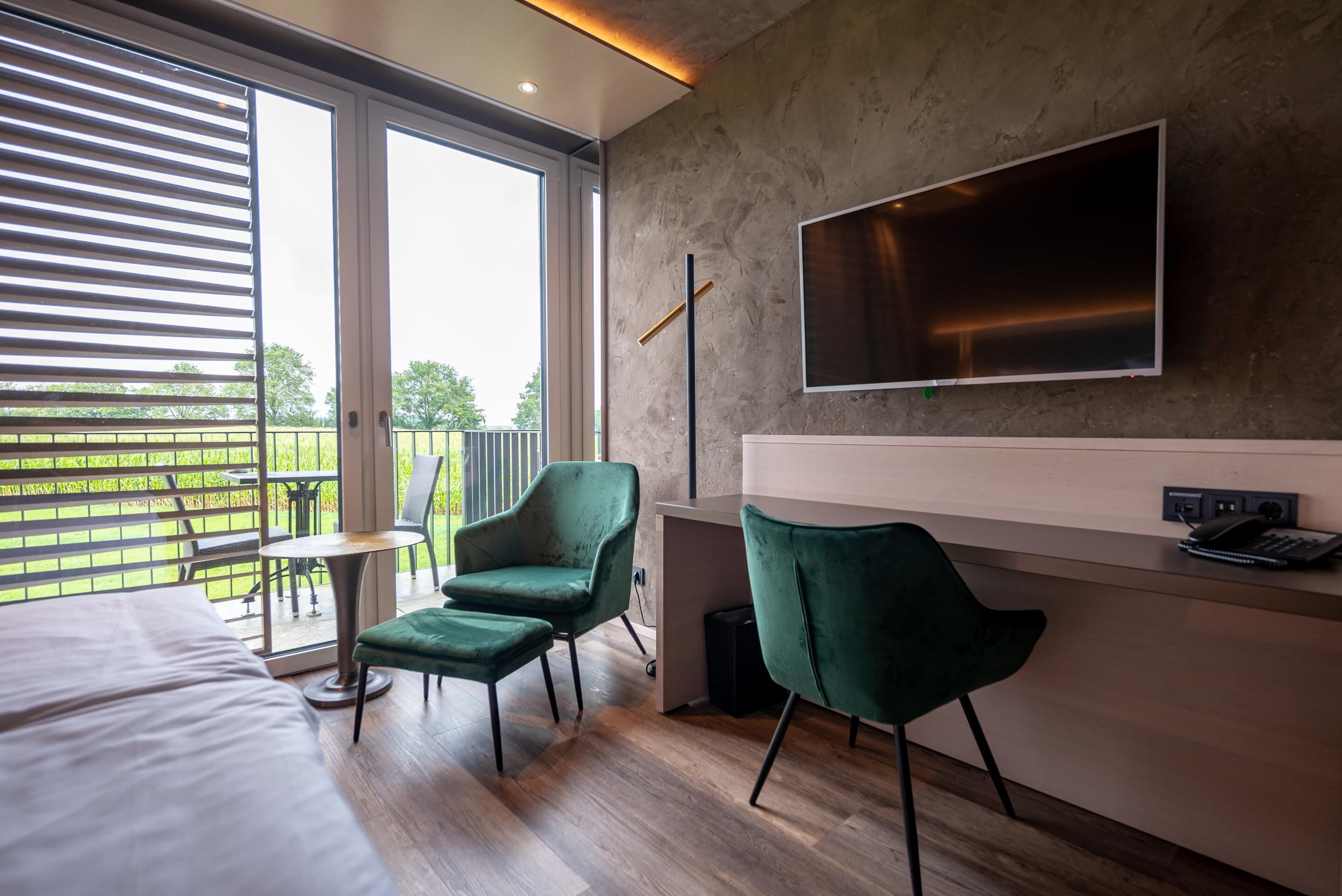 comfort room, balcony | hypo-allergenic bedding, in-room safe, desk, blackout curtains