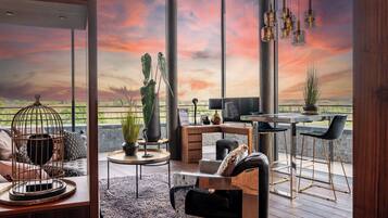 Penthouse Suite, Balcony | Wohnbereich | Smart-TV